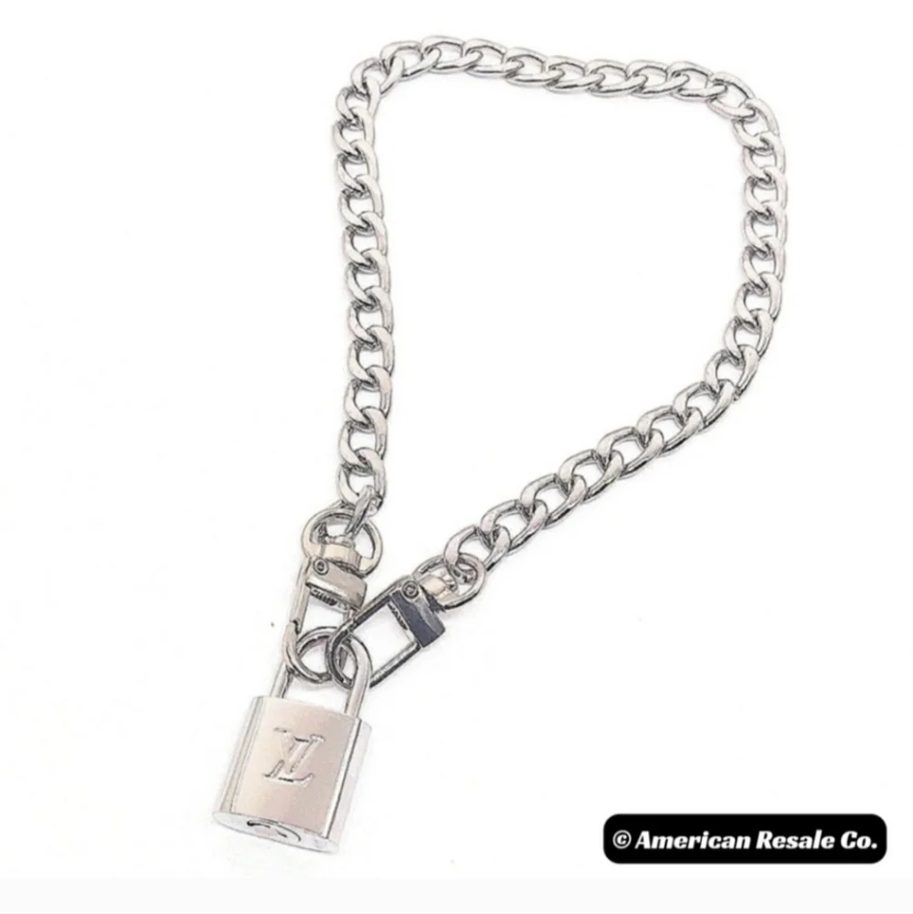 Authentic Louis Vuitton #315 Silver Vintage Lock & 2 Keys Necklace - Picture 3 of 9